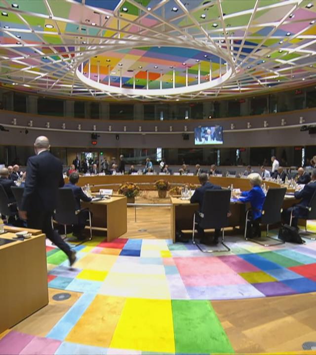 Teilnehmer des EU-Gipfels sitzen zusammen.