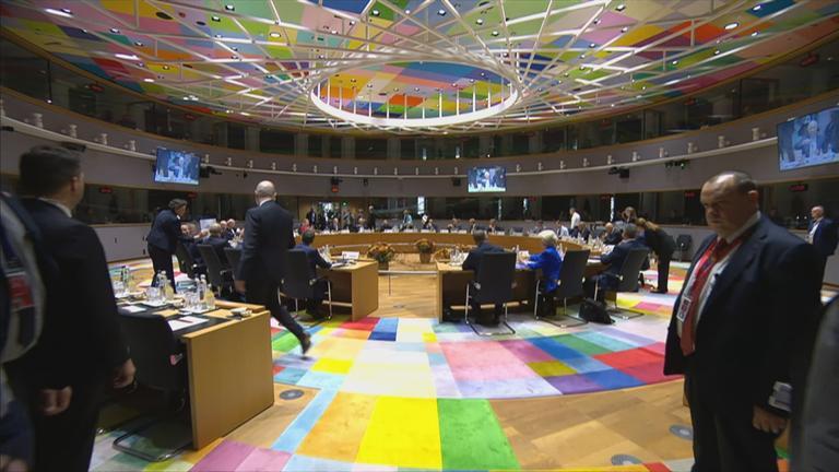 Teilnehmer des EU-Gipfels sitzen zusammen.