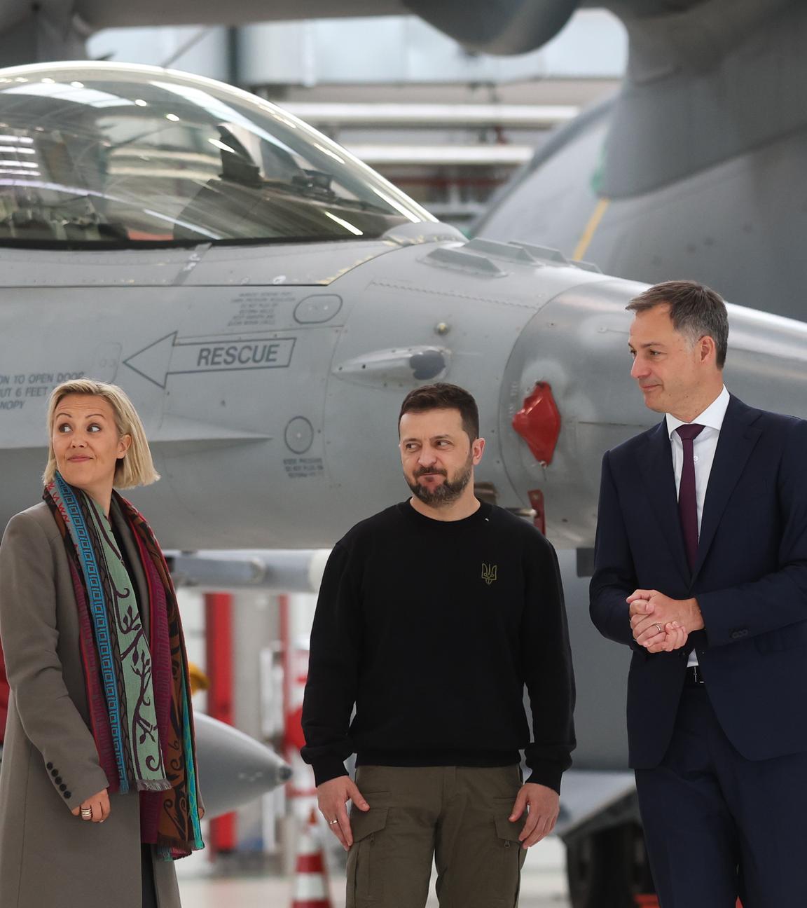 28.05.2024: Der ukrainische Präsident Selenskyj sieht sich mit der belgischen Verteidigungsministerin Dedonder und dem belgischen Premierminister De Croo F-16-Kampfflugzeuge an.