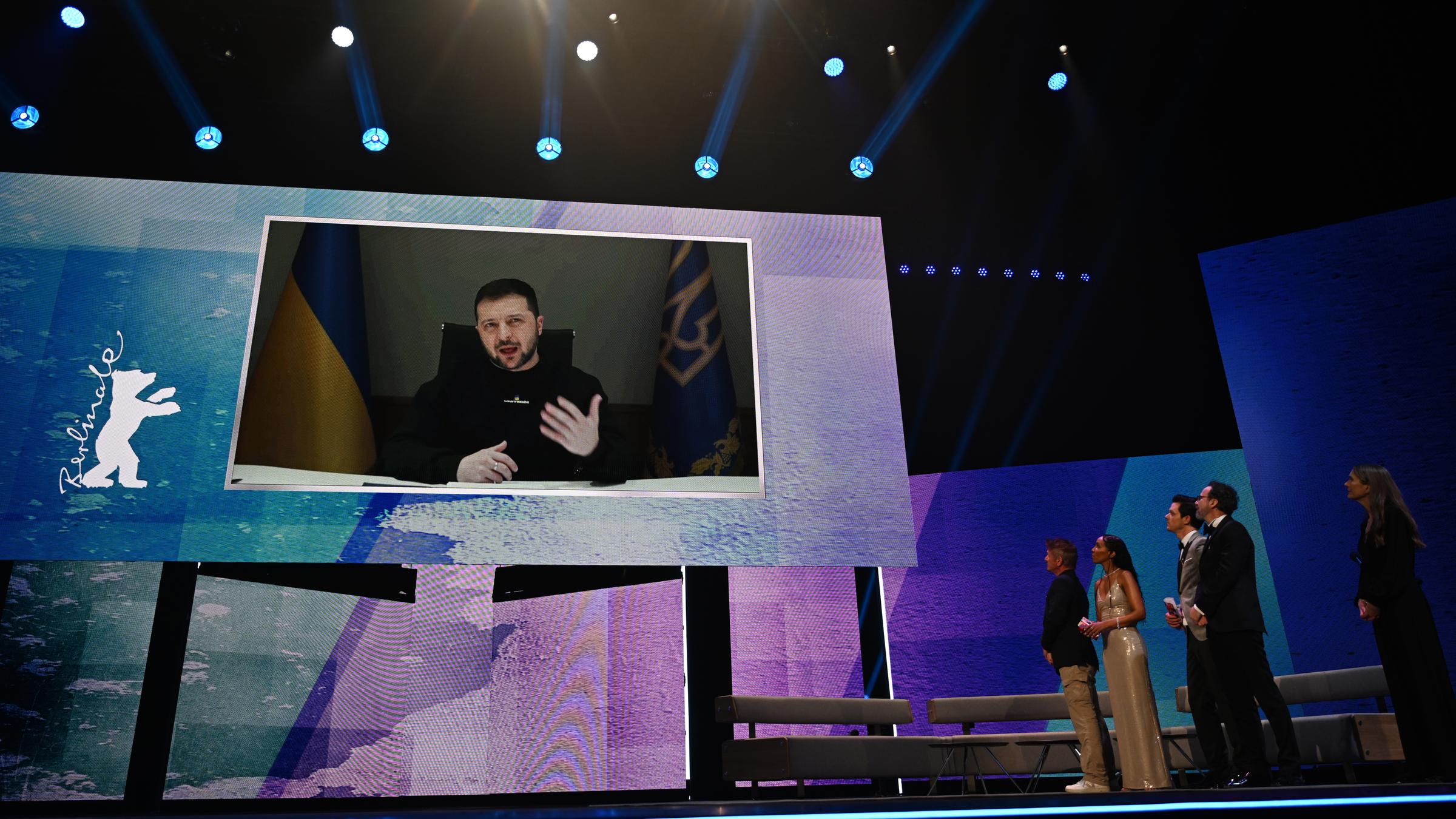 Der ukrainische Präsident Wolodymyr Selenskyj spricht per Video-Leinwand zu den Besuchern der Eröffnung der Berlinale.