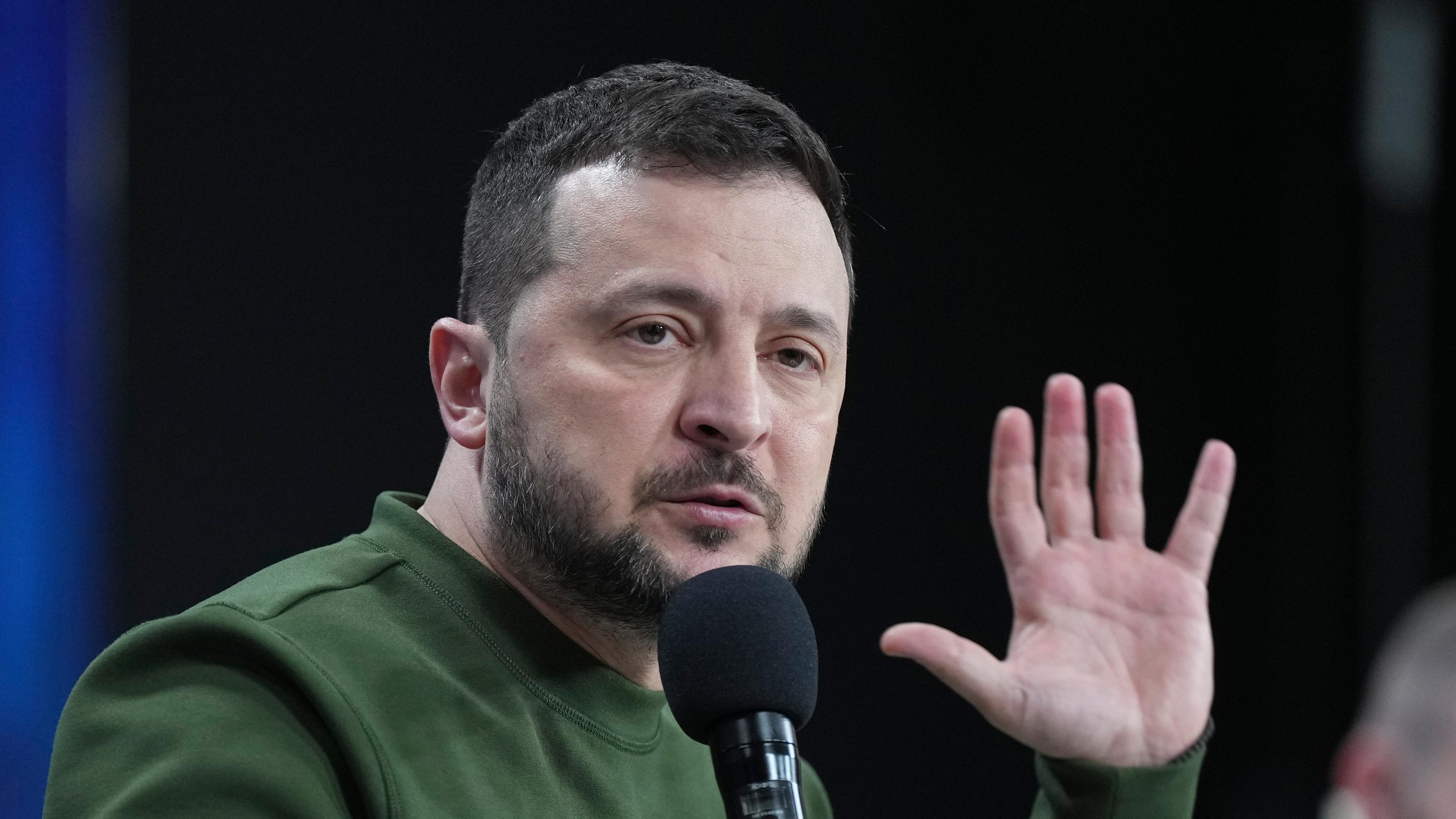 Der ukrainische Präsident Wolodymyr Selenskyj beantwortet während einer Pressekonferenz in Kiew Fragen von Journalisten