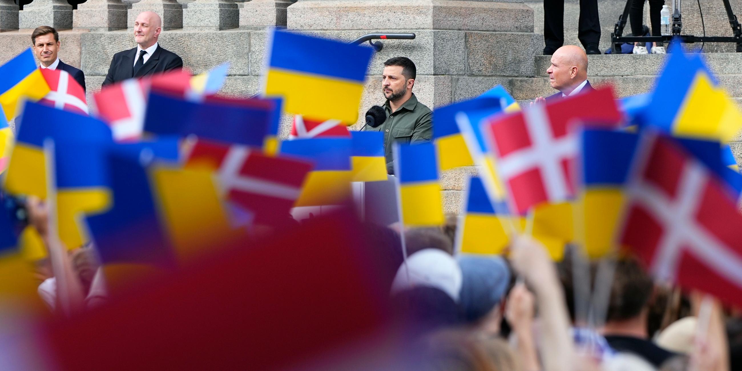 Dänemark, Kopenhagen: Wolodymyr Selenskyj, Präsident der Ukraine, spricht auf den Stufen von Schloss Christiansborg, dem Sitz des dänischen Parlaments, zum dänischen Volk.