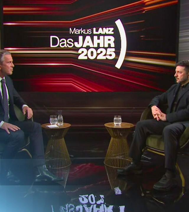 Markus Lanz und Wolodymyr Selenskyj im Gespräch im Studio.