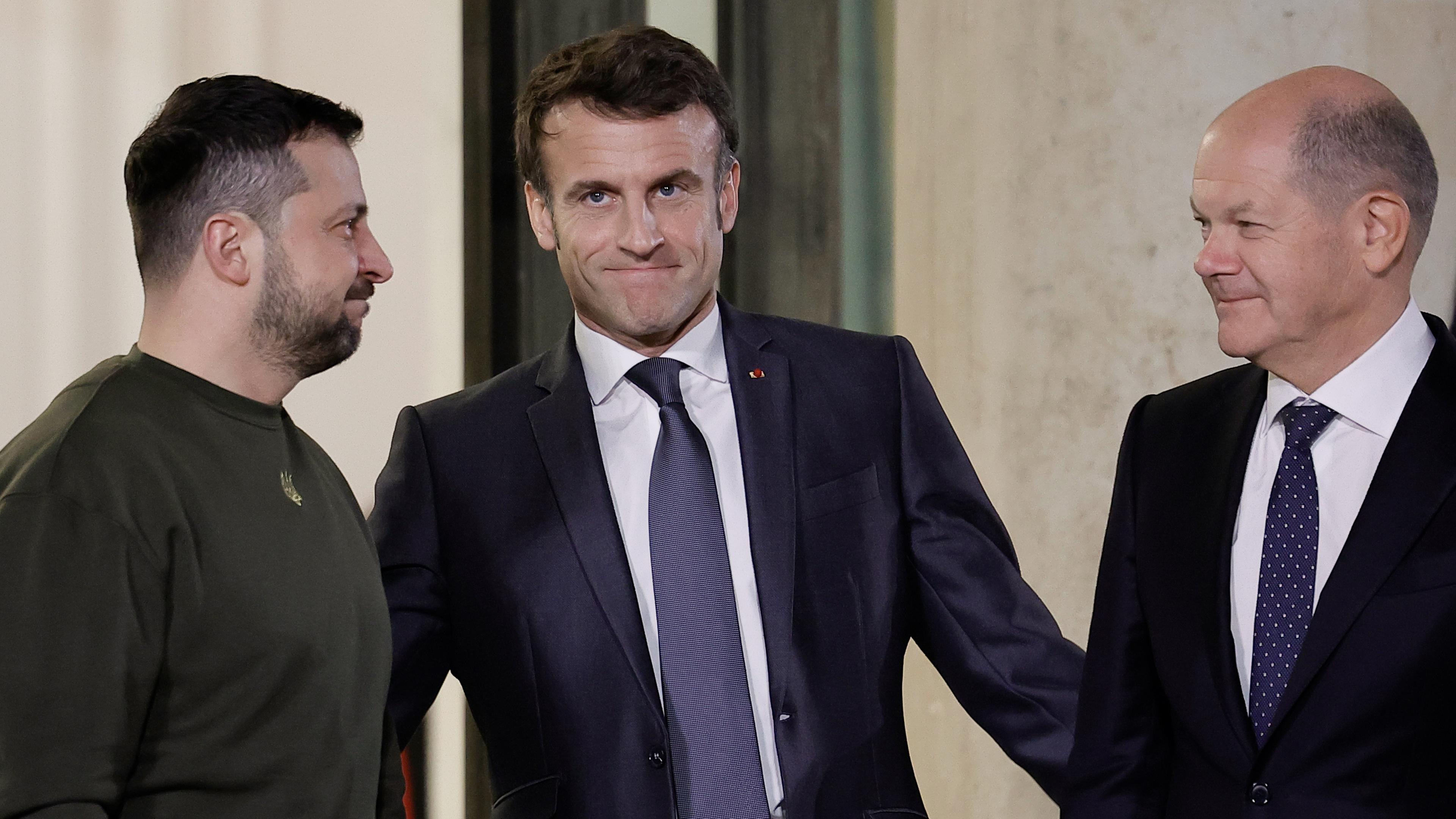 Der ukrainische Präsident Selenskyj, Frankreichs Präsident Macron Kanzler Scholz (v.l.) im Elyseepalast in Paris.