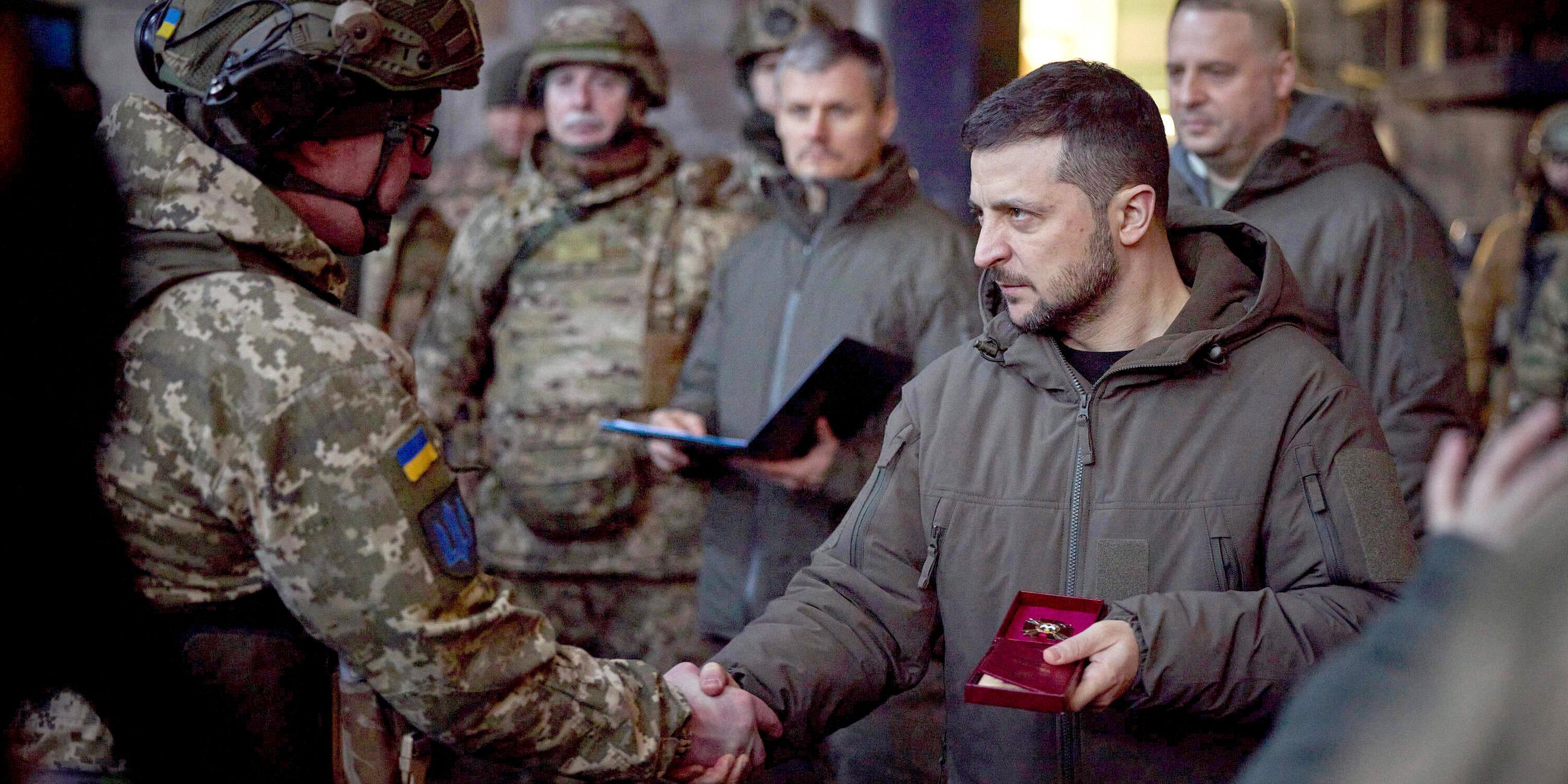 Selenskyj besucht Soldaten in Bachmut