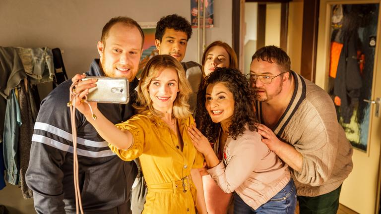 Ein Gruppenselfie mit Sven (Sven Daniel Bühler), Svenja (Leonie Wesselow), Yannik (Rojan Juan Barani), Caro (Meriel Hinsching), Jackie (Nagmeh Alaei) und Tüffi (Daniel Zillmann).