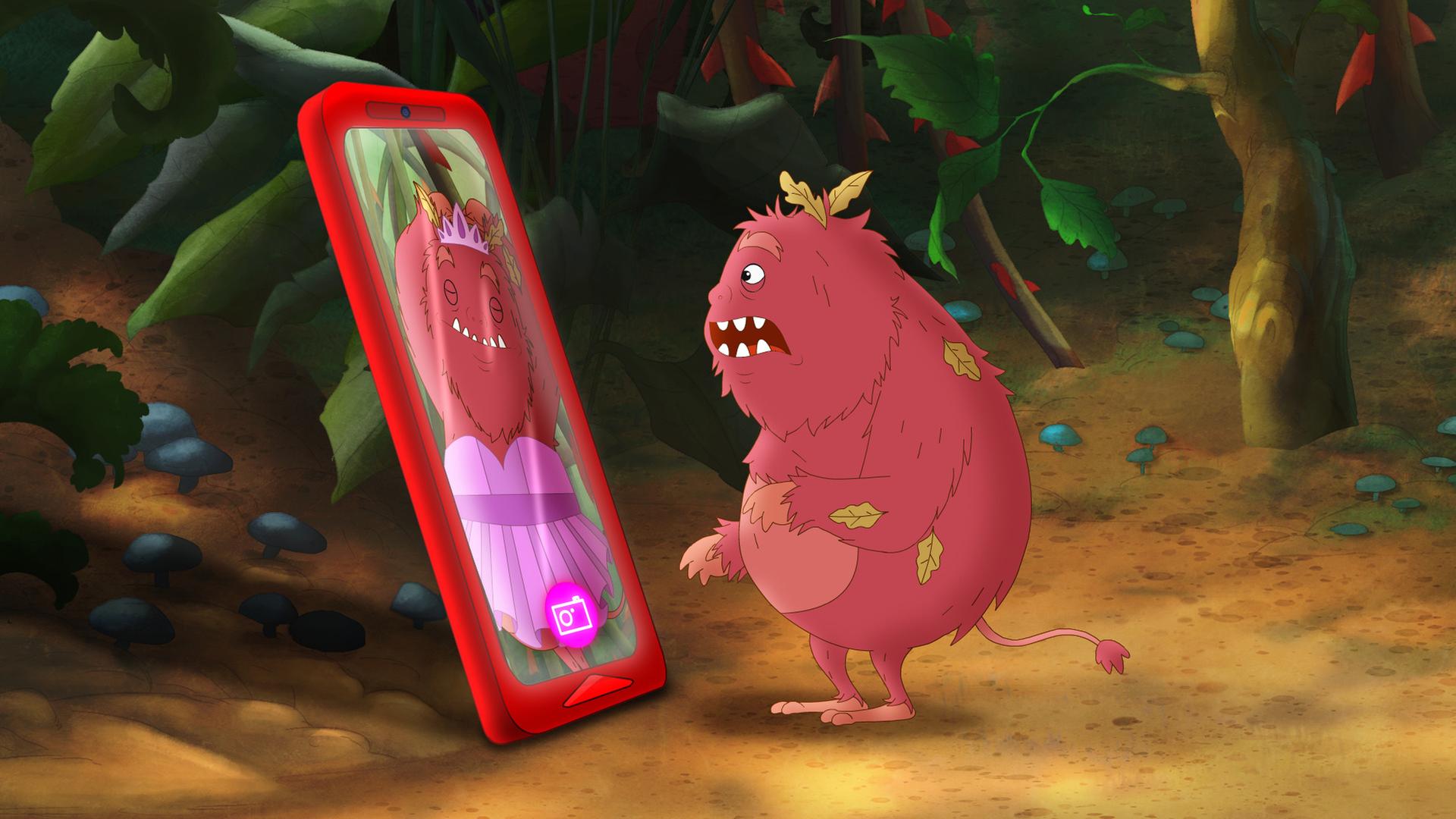 Heckenschrat Dornwald betrachtet sein Selfie im Wald. 