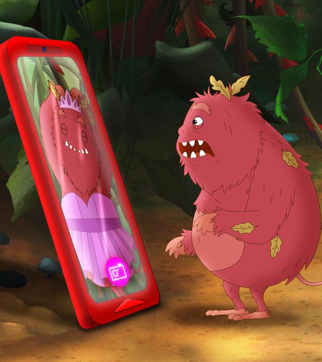 Heckenschrat Dornwald betrachtet sein Selfie im Wald. 