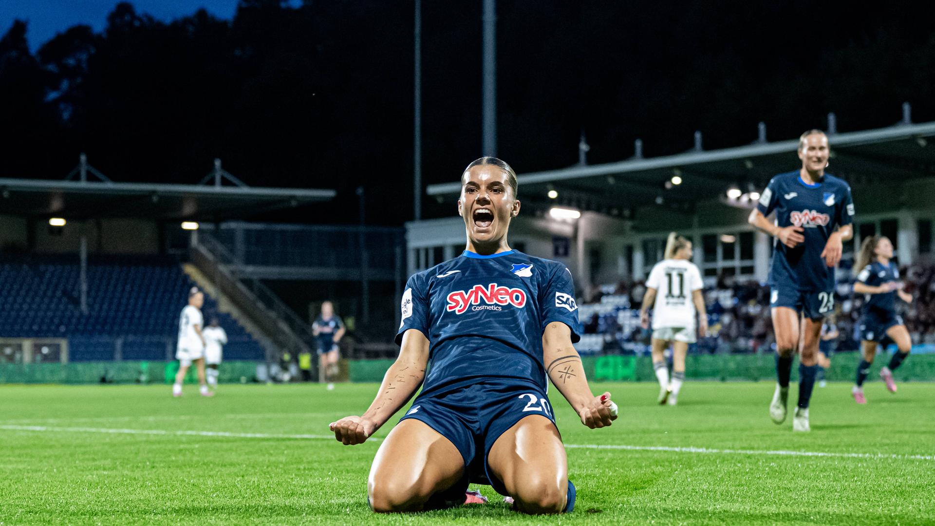 Selina Cerci (29, TSG Hoffenheim Frauen 1) jubelt. 