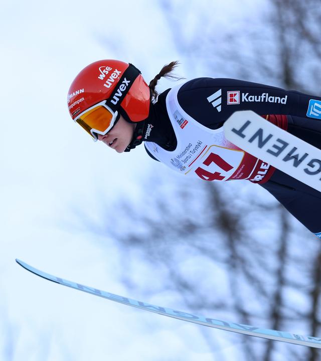 Die deutsche Selina Freitag während des FIS Ski Jumping World Cups am 04.12.2025 in Wisla, Polen.