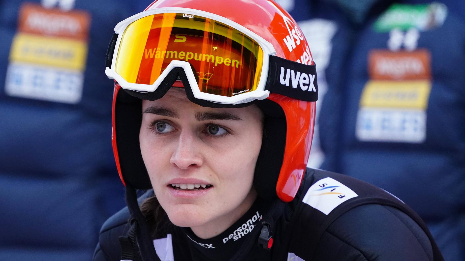 Selina Freitag in Aktion im Finaldurchgang des Viessmann FIS Skisprung-Weltcups der Damen.