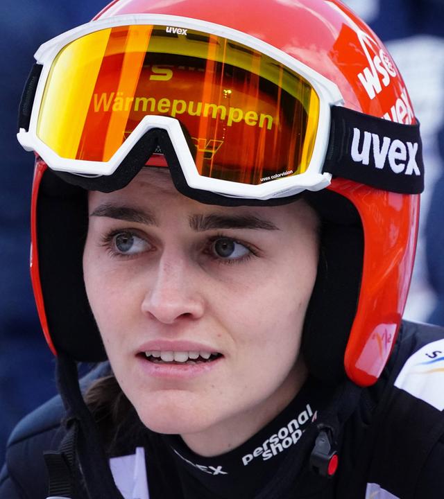 Selina Freitag in Aktion im Finaldurchgang des Viessmann FIS Skisprung-Weltcups der Damen.