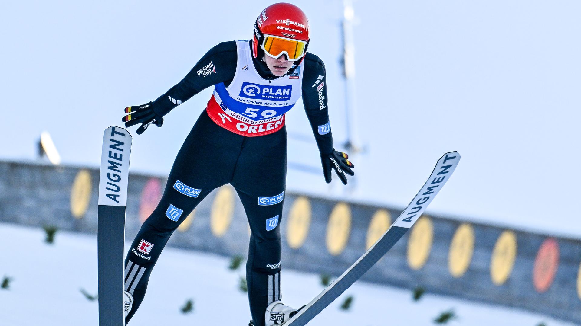 Die deutsche Skispringerin Selina Freitag befindet sich im Flug nach ihrem Absprung bei der Two Nights Tour in Oberstdorf