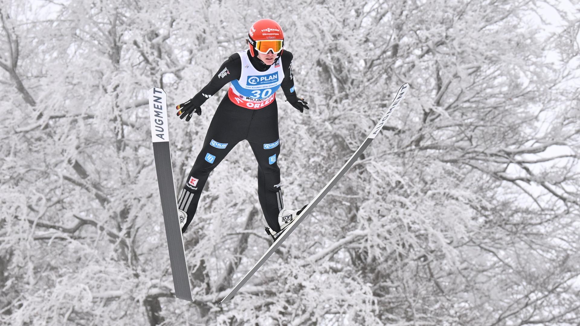 Die deutsche Skispringerin Selina Freitag befindet sich nach dem Absprung beim Skisprung FIS Weltcup in Willingen in der Luft