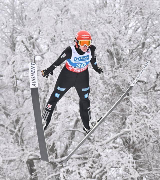 Die deutsche Skispringerin Selina Freitag befindet sich nach dem Absprung beim Skisprung FIS Weltcup in Willingen in der Luft