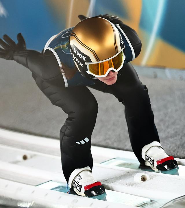 Selina Freitag (Deutschland) beim Probedurchgang auf der Normalschanze der Frauen bei den Olympischen Winterspielen 2026.