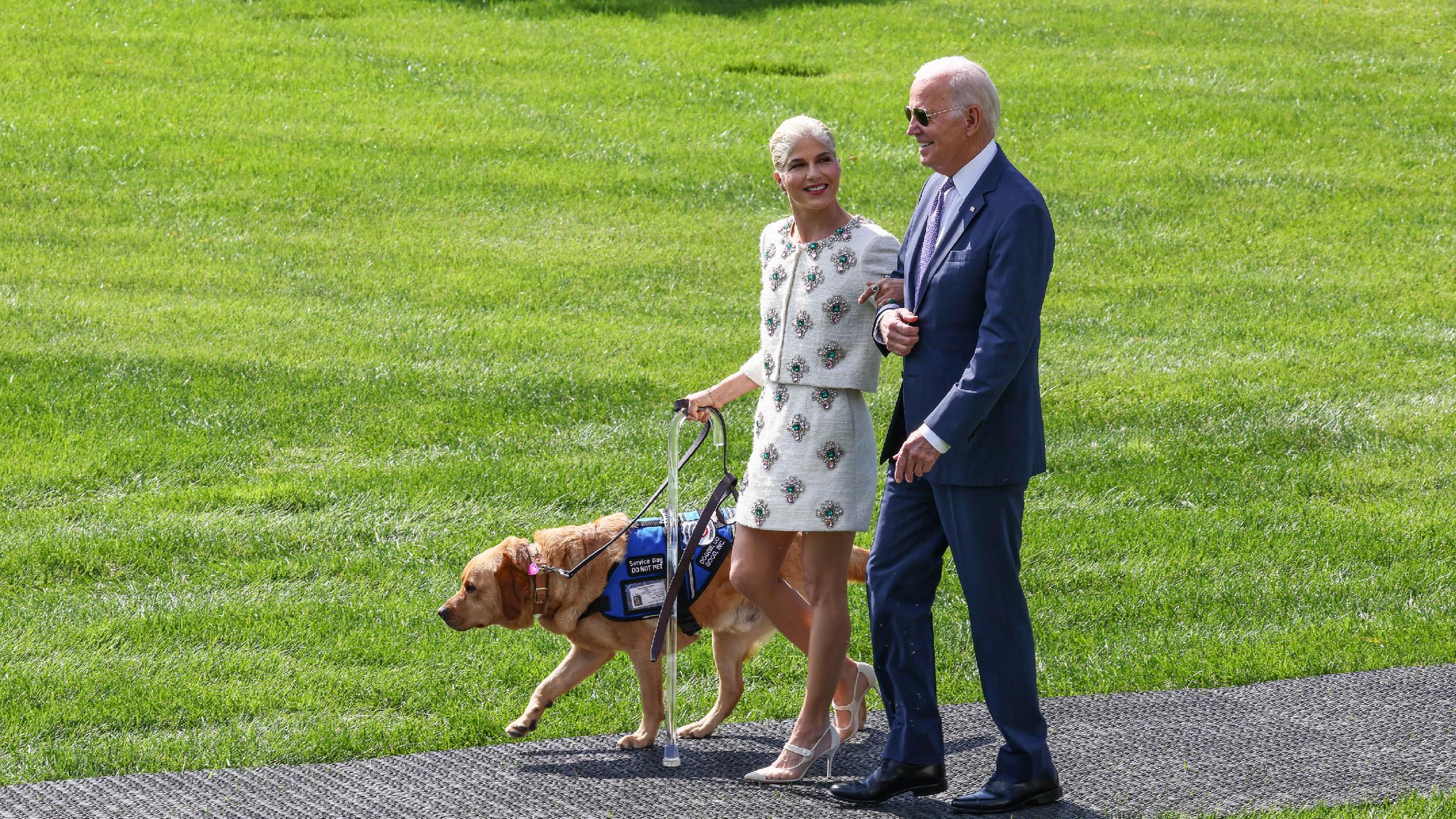 Selma Blair, ihr Assistenz-Hund und Joe Biden gehen spazieren.