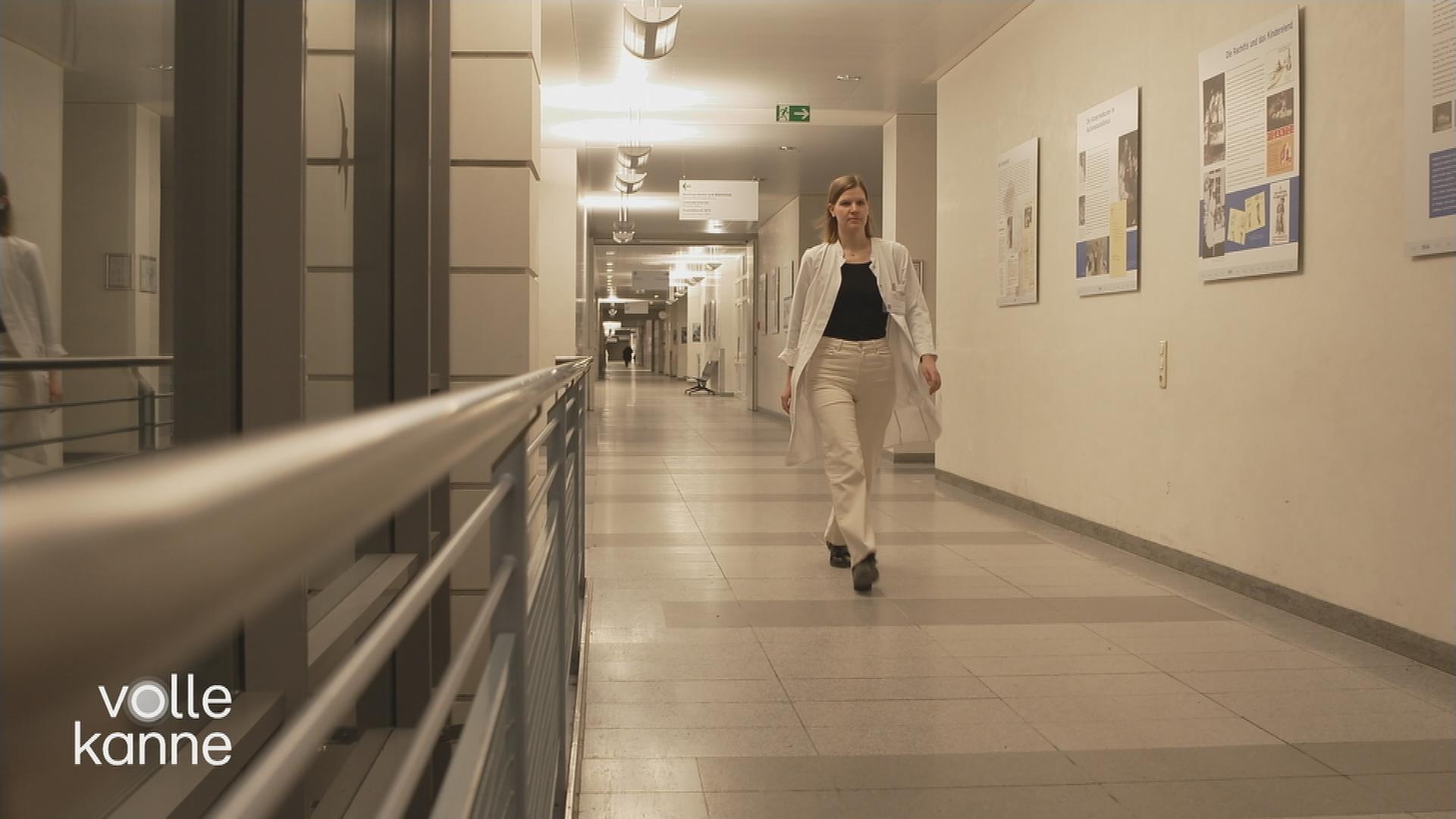 Eine Ärztin läuft auf einem Krankenhausflur