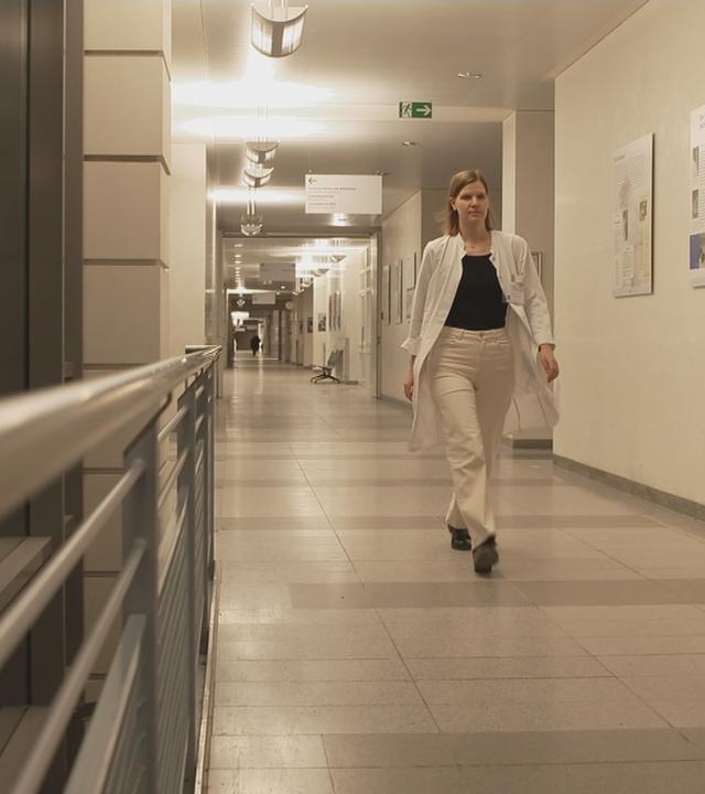 Eine Ärztin läuft auf einem Krankenhausflur