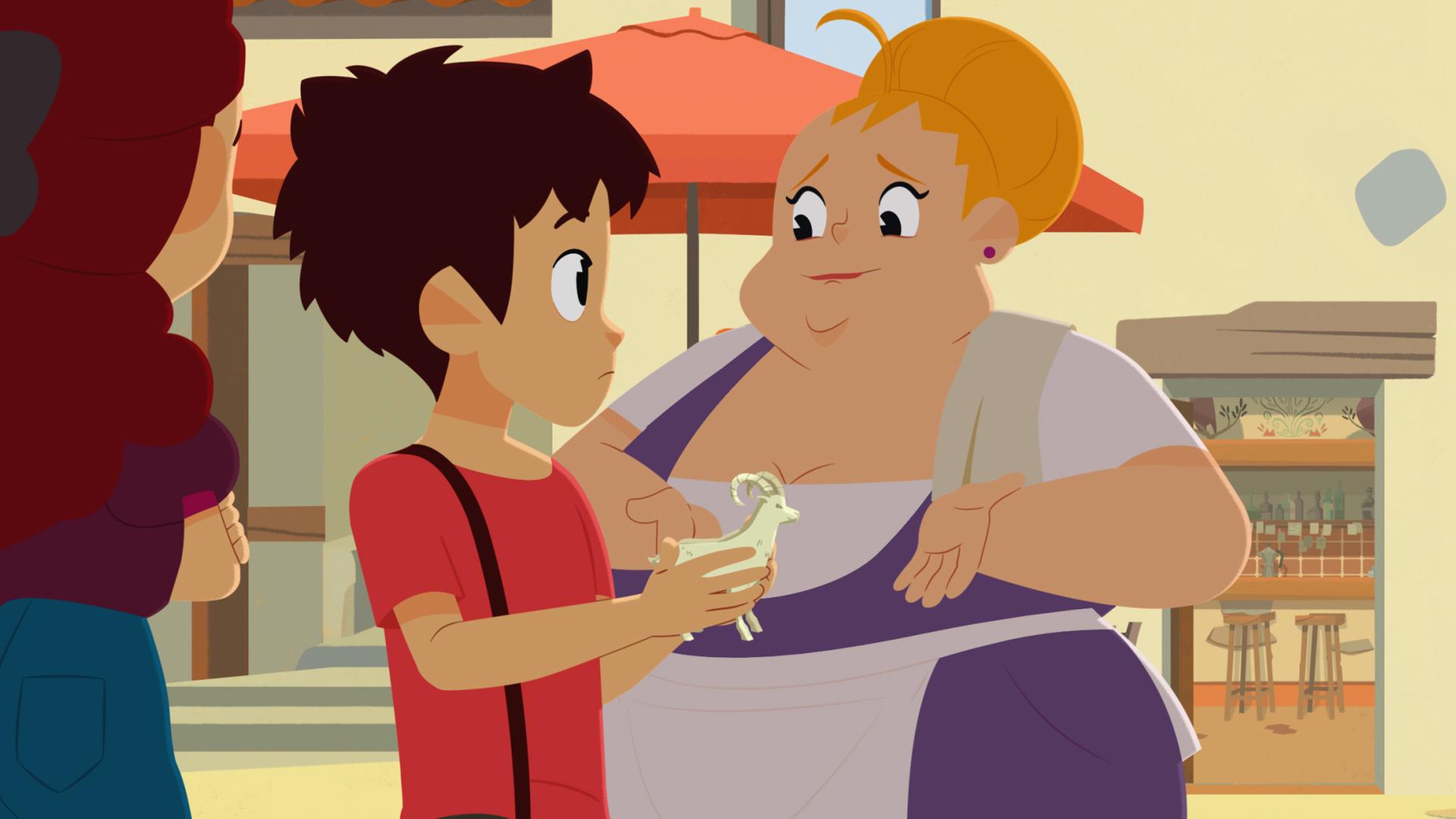 Sebastian hält den Glücksbringer, der aussieht wie eine Ziege, in der Hand. Roberta beugt sich zu ihm herunter und spricht mit ihm.