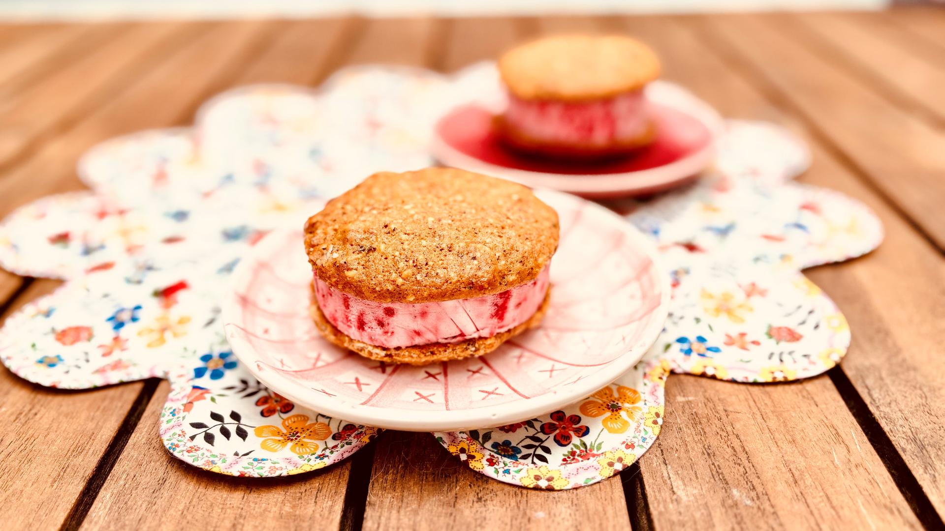 Semifreddo-Himbeer-Sandwiches - Dessert auf einem Teller