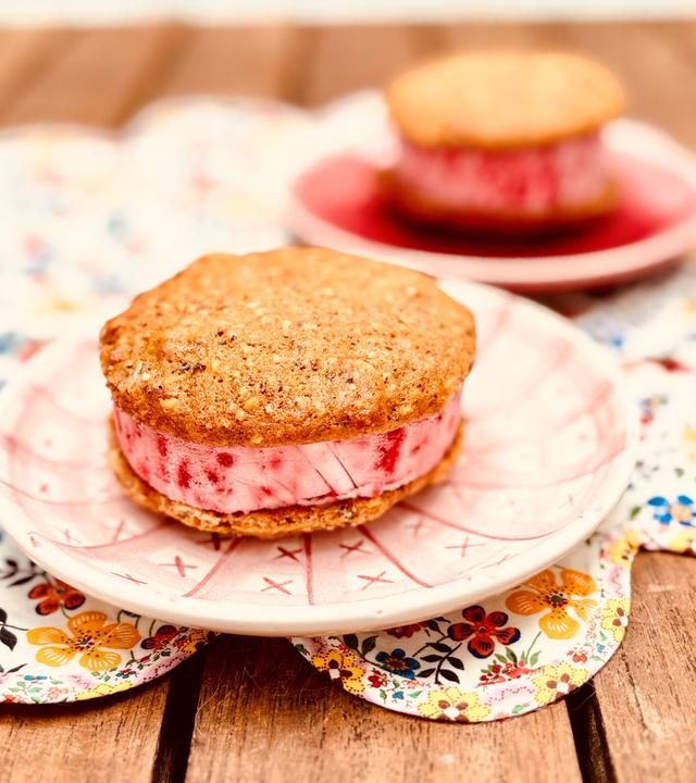 Semifreddo-Himbeer-Sandwiches - Dessert auf einem Teller