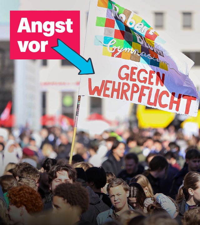 Demonstrierende halten ein Banner hoch, auf dem steht "Gegen Wehrpflicht". Daneben eine Textbox, in der steht "Angst vor" mit einem Pfeil zum Demonstrationsbanner. 