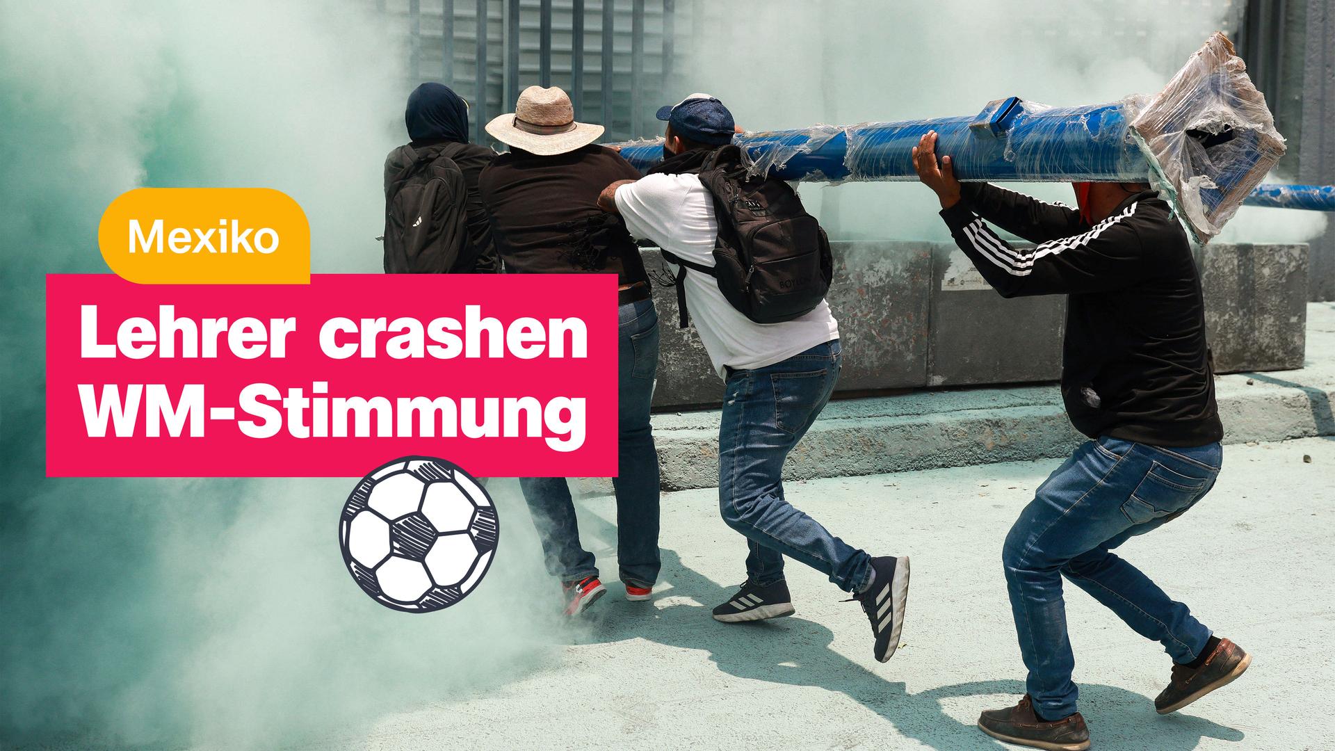 Menschen von hinten fotografiert tragen eine lange, schwere, blaue Stange, drumherum ist Qualm. Darüber eine Textbox "Lehrer crashen WM-Stimmung" und eine zusätzliche "Mexiko". Außerdem ein gezeichneter Fußball