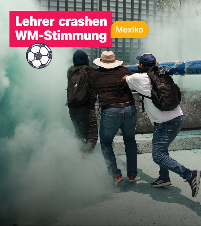 Menschen von hinten fotografiert tragen eine lange, schwere, blaue Stange, drumherum ist Qualm. Darüber eine Textbox "Lehrer crashen WM-Stimmung" und eine zusätzliche "Mexiko". Außerdem ein gezeichneter Fußball