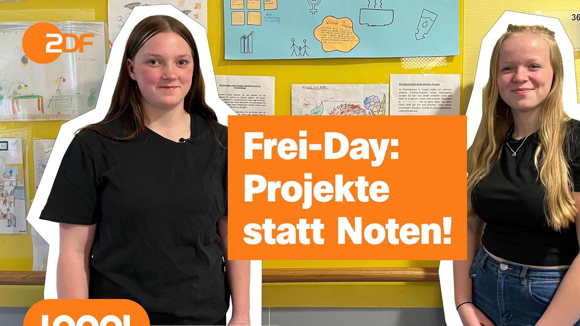 Zwei Mädchen stehen vor einer großen Pinwand, an der Bilder und Schulplakat hängen und schauen stolz in die Kamera. Darüber der Schriftzug: "Frei-Day: Projekte statt Noten!"