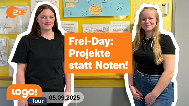 Zwei Mädchen stehen vor einer großen Pinwand, an der Bilder und Schulplakat hängen und schauen stolz in die Kamera. Darüber der Schriftzug: "Frei-Day: Projekte statt Noten!"