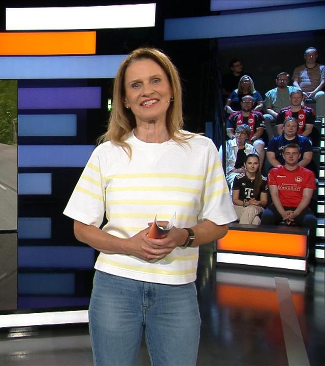 Die ZDF Moderatorin Katrin Müller-Hohenstein moderiert den Beitrag zur Tour de France an
