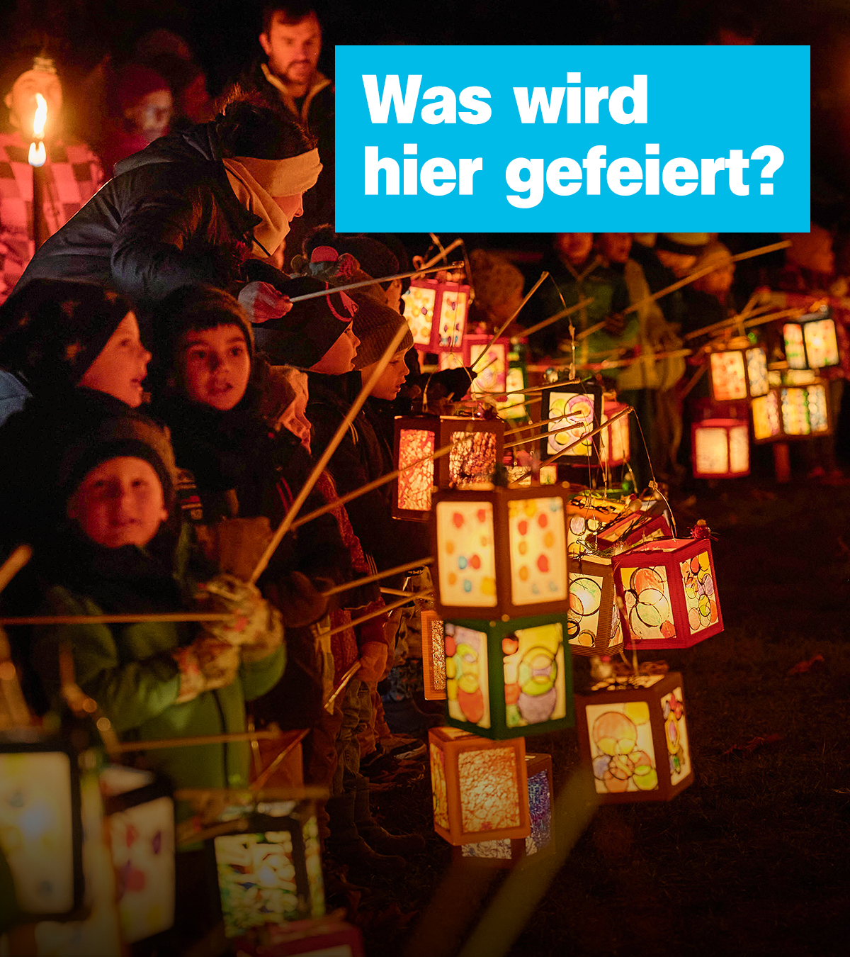 Kinder mit Laternen, Schrift "Was wird hier gefeiert?"