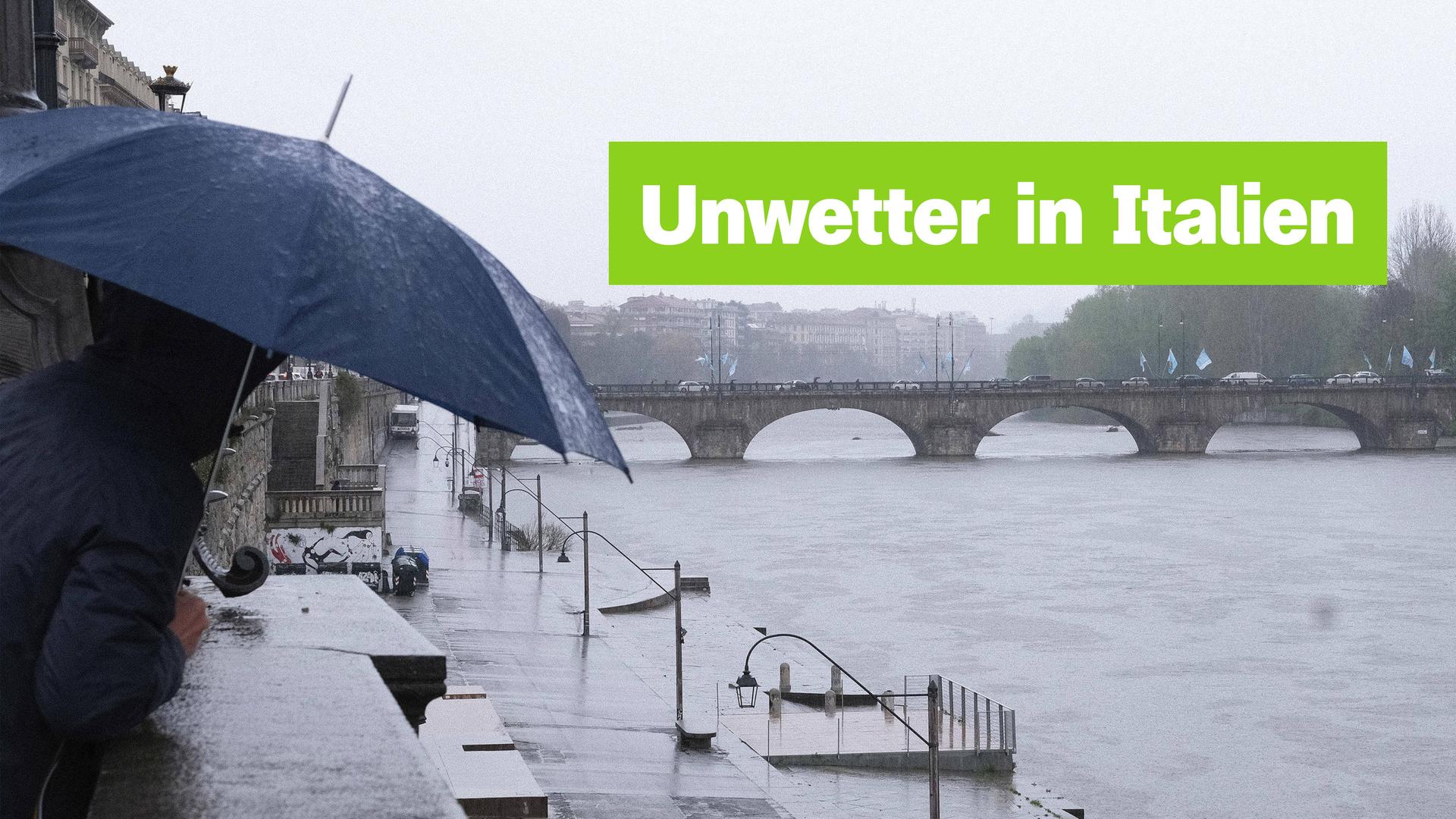 Eine Person steht mit Regenschirm an einer verregneten Flusspromenade. Darüber der Schriftzug: "Unwetter in Italien".