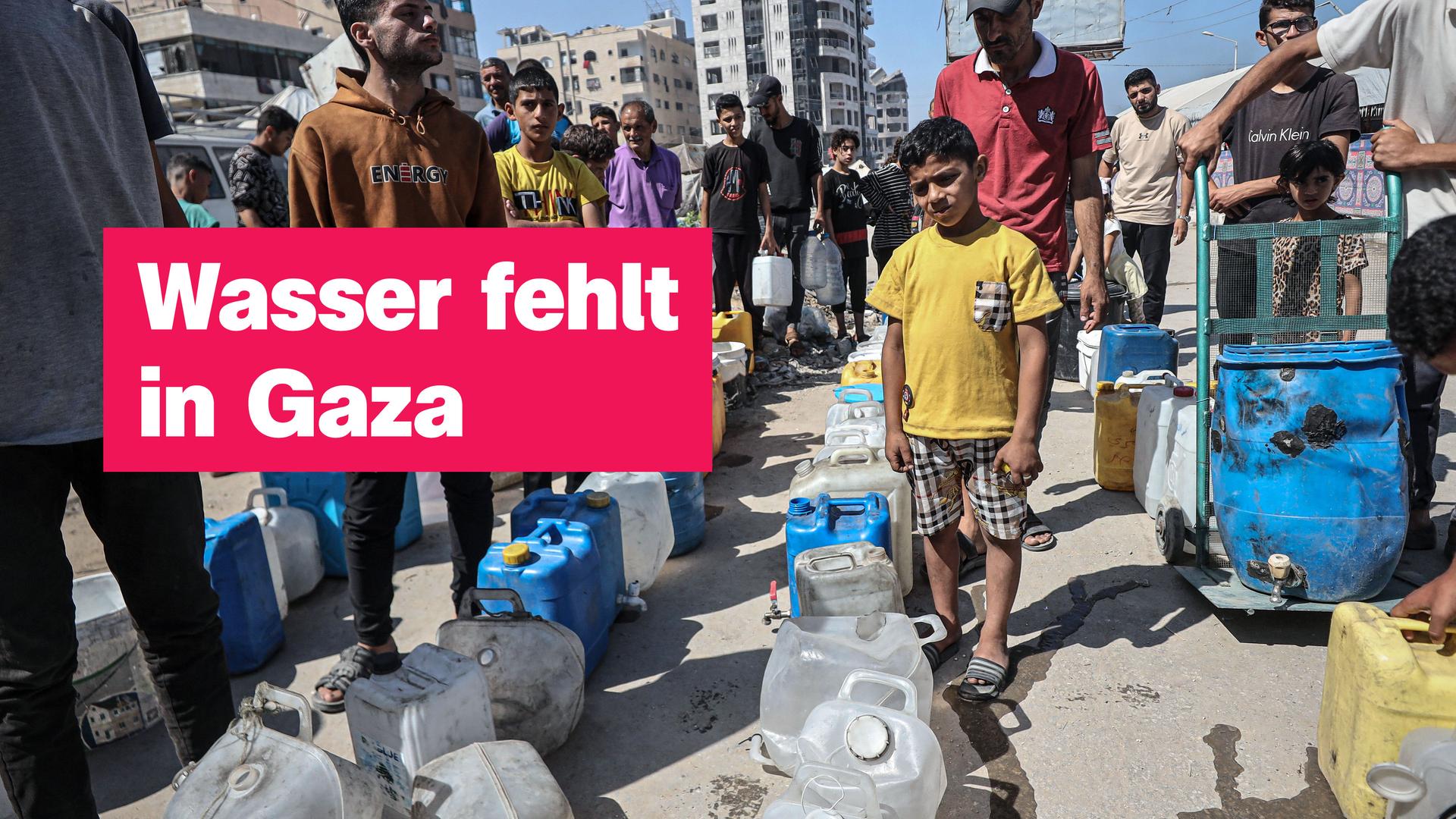 Menschen in Gaza stehen in einer Schlange und Wasserkanister sind neben ihnen aufgereiht. Darüber der Schriftzug: "Wasser fehlt in Gaza".