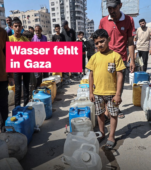 Menschen in Gaza stehen in einer Schlange und Wasserkanister sind neben ihnen aufgereiht. Darüber der Schriftzug: "Wasser fehlt in Gaza".