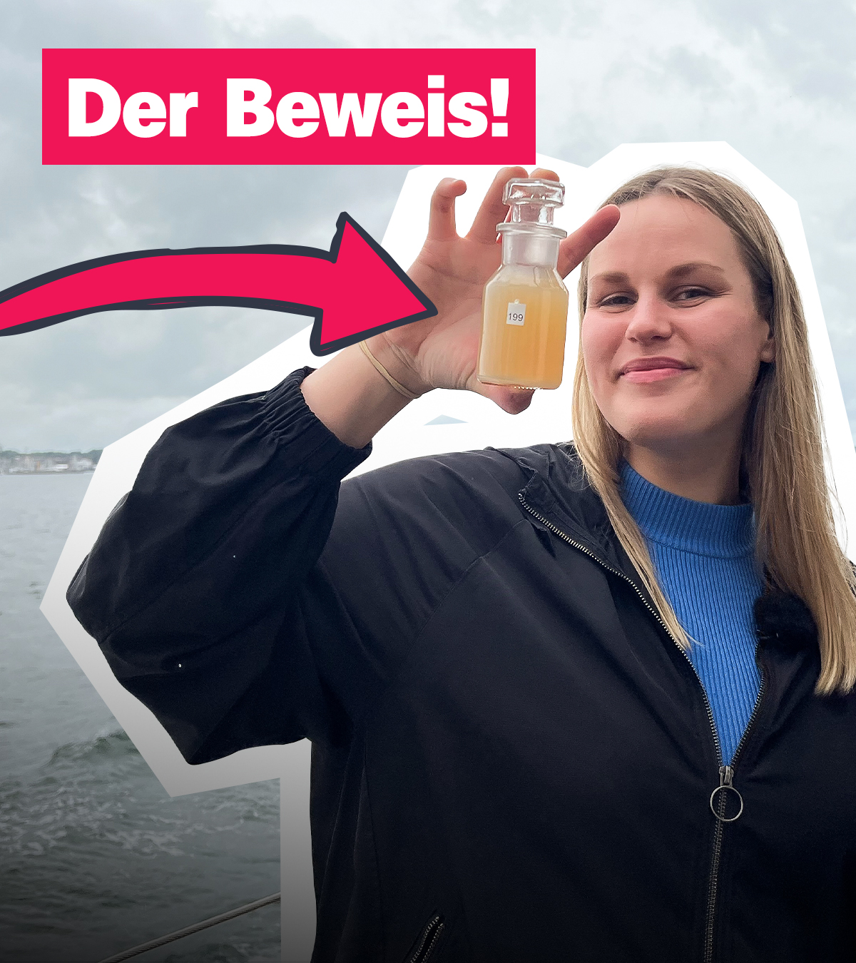 Ein Mädchen steht an der Reling eines Schiffs uns hält ein Glas mit einer orangenen Flüssigkeit in der Hand. Daneben der Schriftzug: "Der Beweis!"