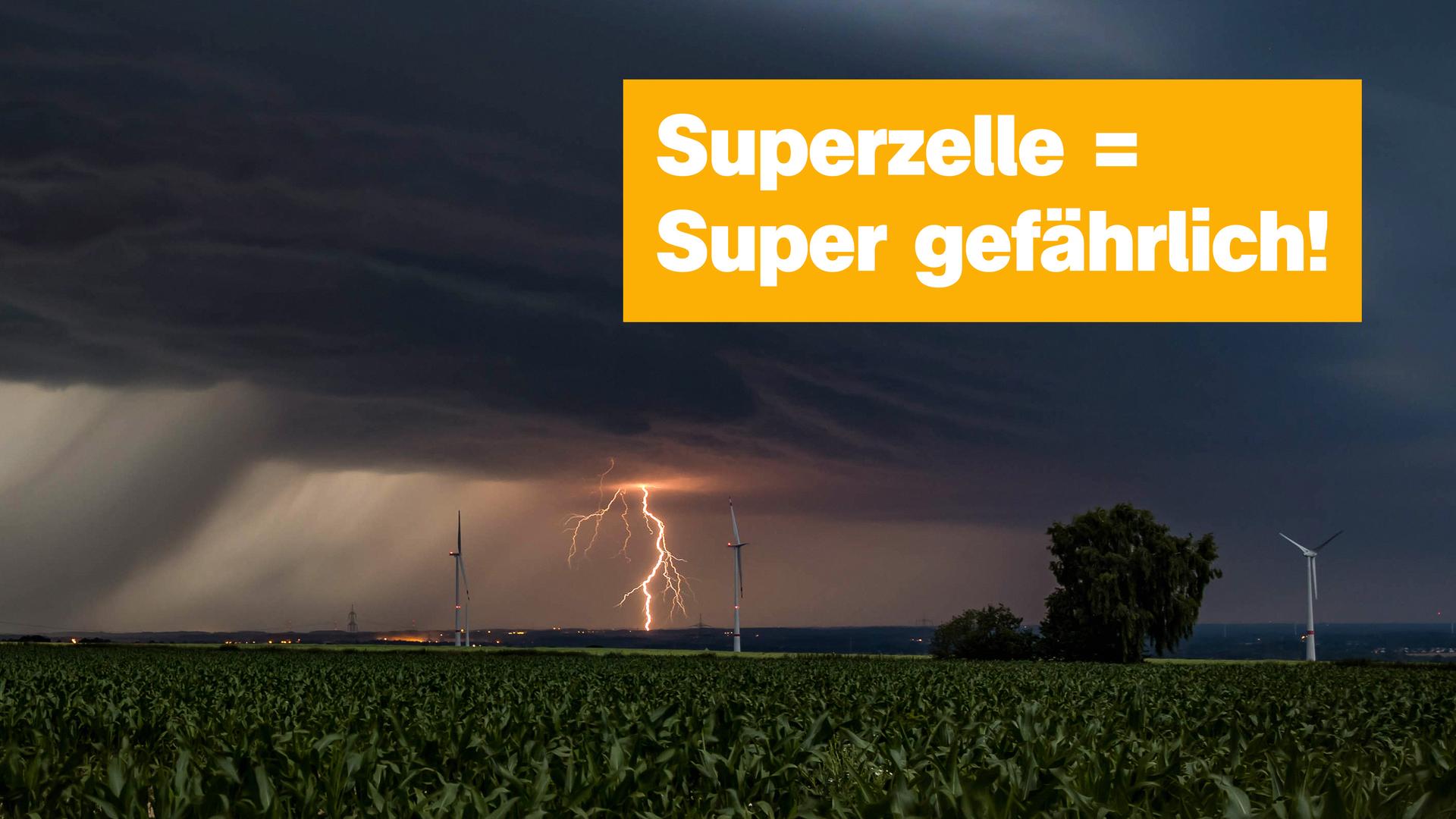 Ein Feld, über dem dunkle Wolken zu sehen sind, in der Ferne schlägt ein Blitz ein. Daneben der Schriftzug: "Superzelle = Super gefährlich!"