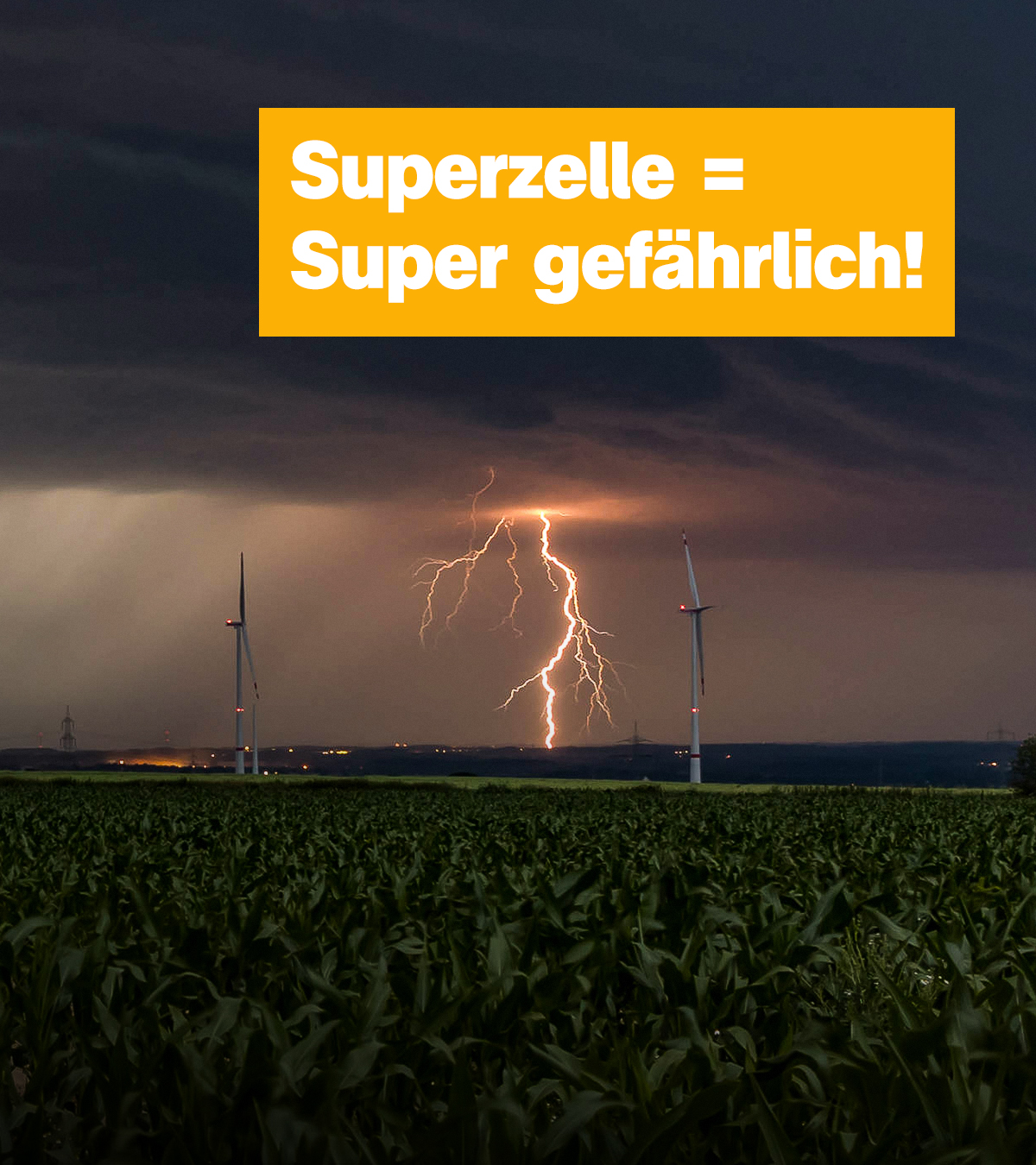 Ein Feld, über dem dunkle Wolken zu sehen sind, in der Ferne schlägt ein Blitz ein. Daneben der Schriftzug: "Superzelle = Super gefährlich!"