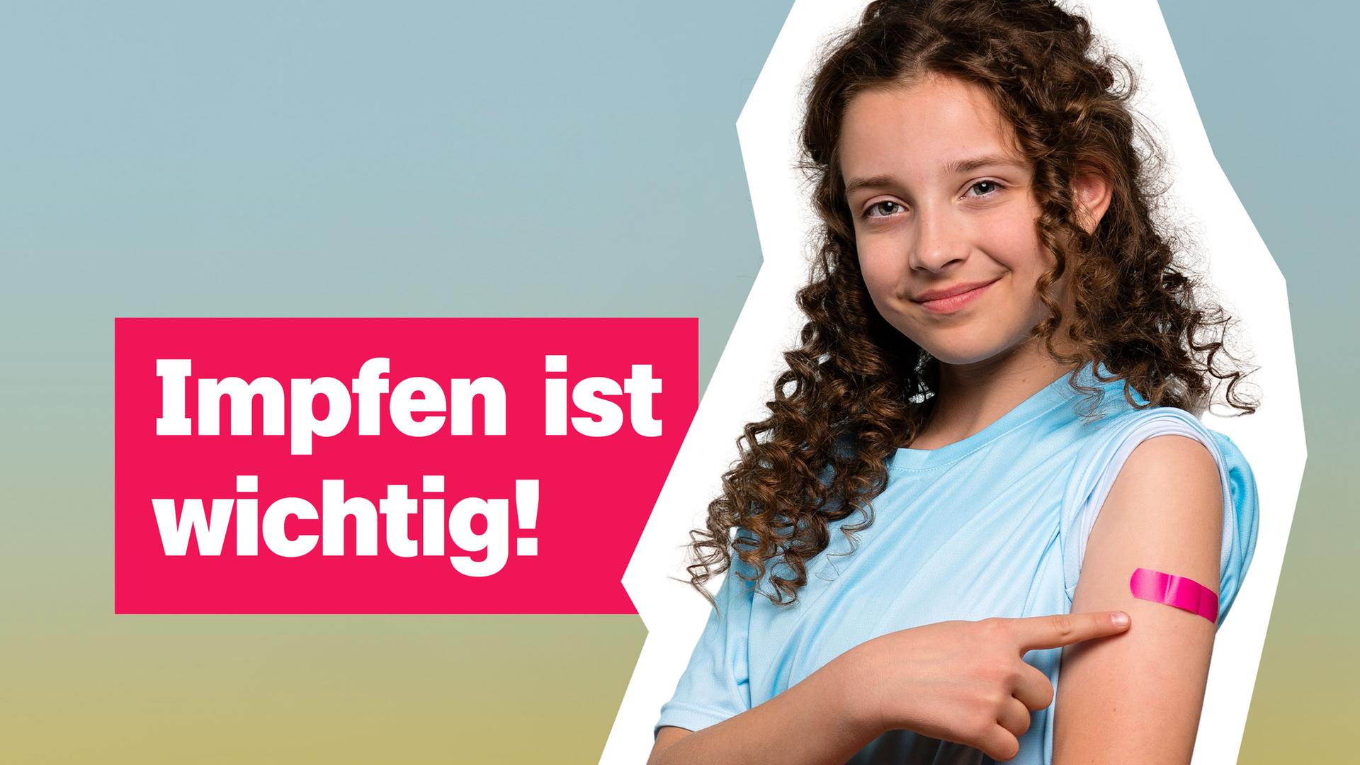 Ein Mädchen zeigt auf das Pflaster auf ihrem Arm. Links davon der Schriftzug "Impfen ist wichtig!"