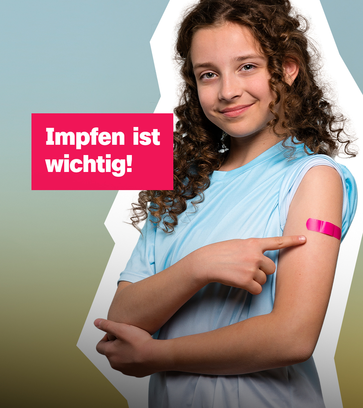 Ein Mädchen zeigt auf das Pflaster auf ihrem Arm. Links davon der Schriftzug "Impfen ist wichtig!"