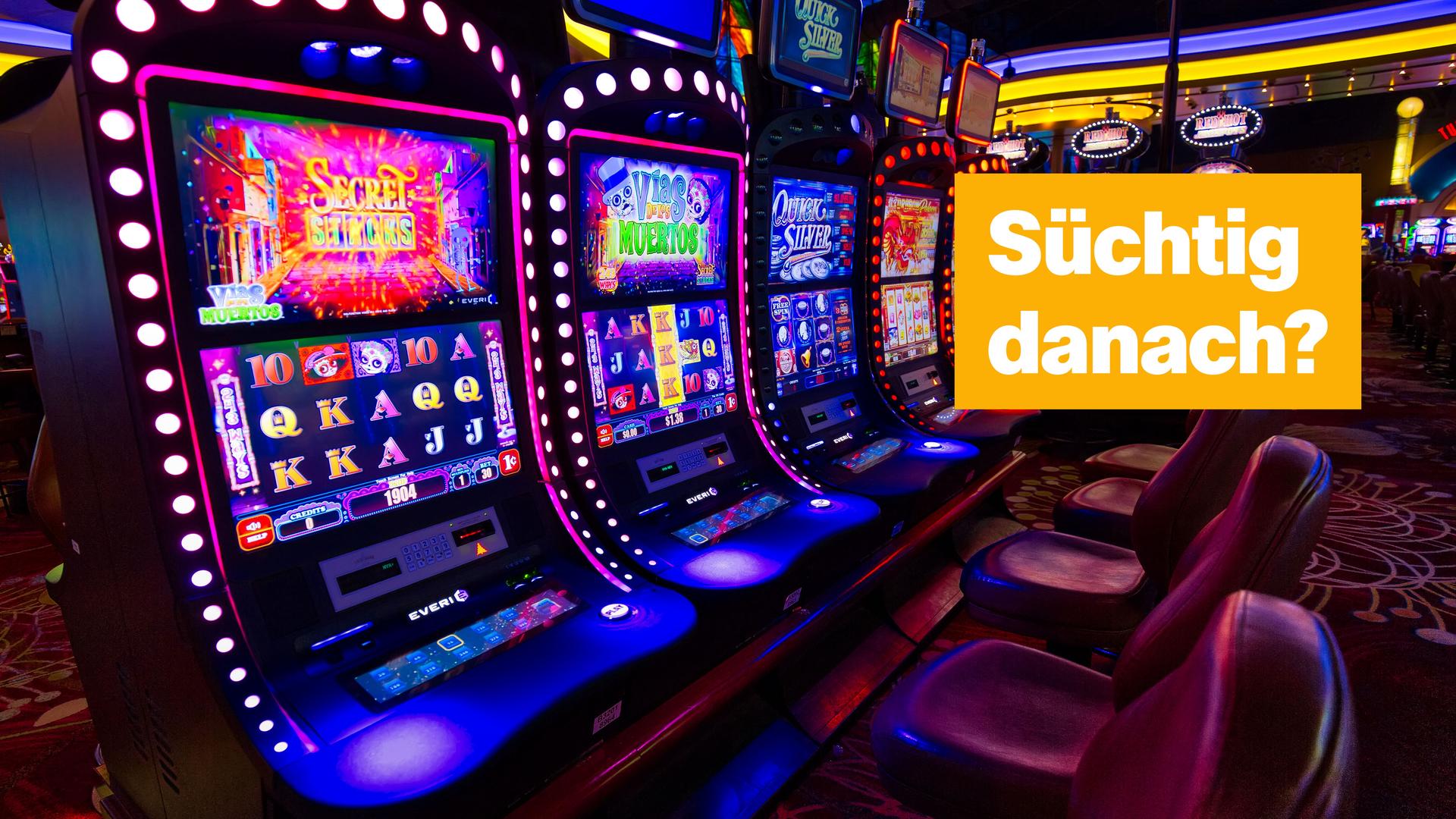Mehrere Glücksspielautomaten stehen in einem Casino in Reihe. Rechts der Text: "Süchtig danach?"