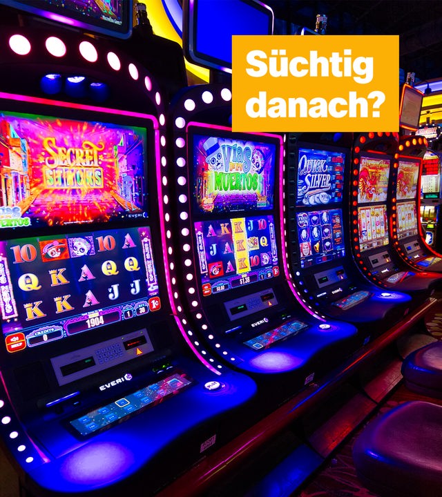 Mehrere Glücksspielautomaten stehen in einem Casino in Reihe. Rechts der Text: "Süchtig danach?"