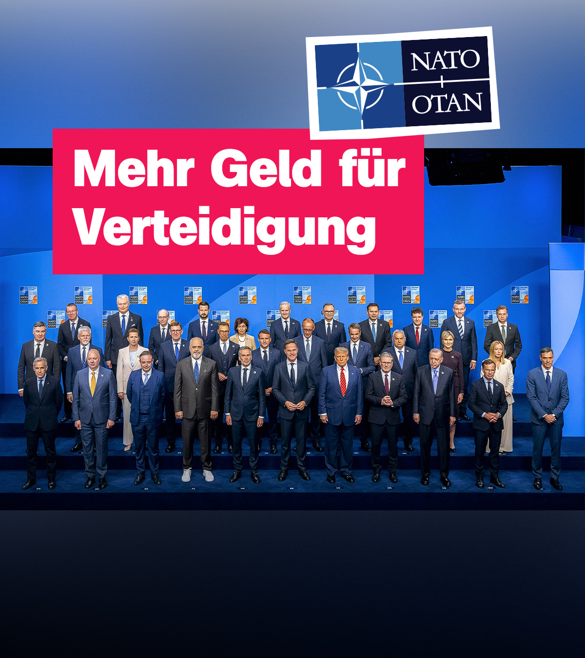 Viele Politikerinnen und Politiker posieren vor einem blauen Hintergrund für ein Gruppenfoto. Über ihnen steht in rot: "Mehr Geld für Verteidigung".