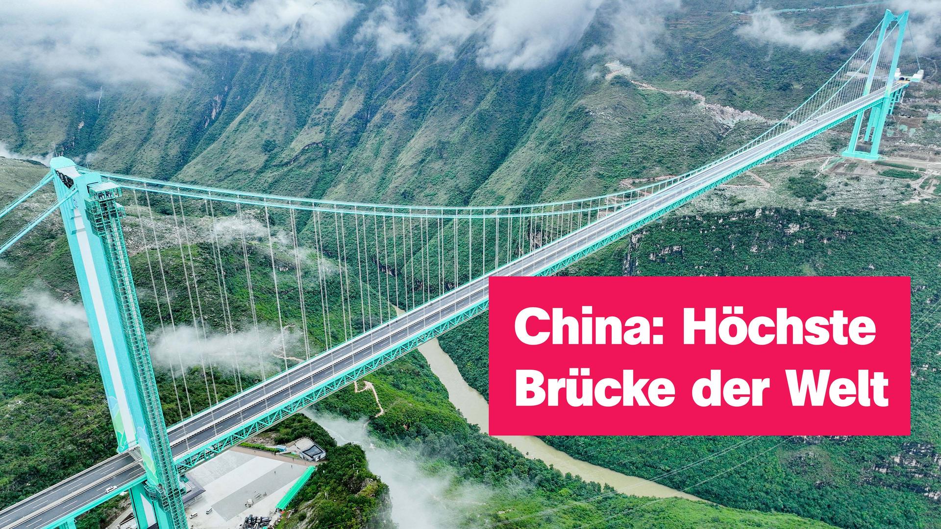 Eine Luftaufnahme der höchsten Brücke der Welt in China in waldiger Umgebung. Rechts der Text: "China: Höchste Brücke der Welt"