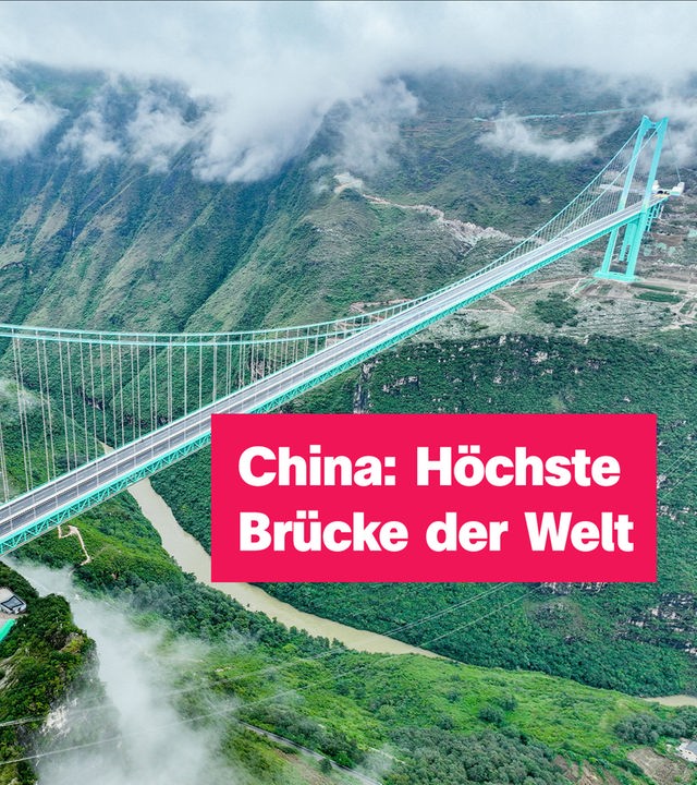 Eine Luftaufnahme der höchsten Brücke der Welt in China in waldiger Umgebung. Rechts der Text: "China: Höchste Brücke der Welt"