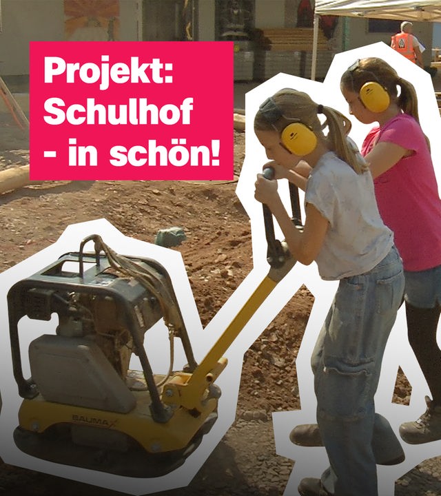 Schülerinnen laufen mit einem Presslufthammer über ihren Schulhof. Mittig der Text: "Projekt: Schulhof - in schön!"