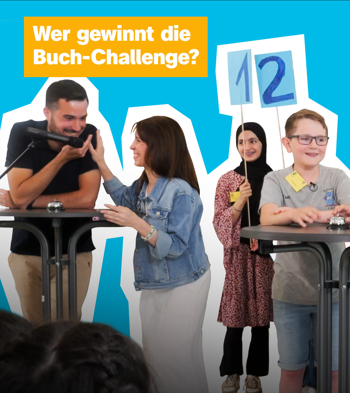 Mehrere Kinder stehen von Mikrofonen umgeben vor Publikum, zwei davon an einem Stehtisch, die anderen halten Schilder mit den Zahlen 1 und 2 hoch, in rot und blau. Links steht ein Moderator, vor dem ein Mikrofon aufgebaut ist. Links der Text: "Wer gewinnt die Buch-Challenge?"
