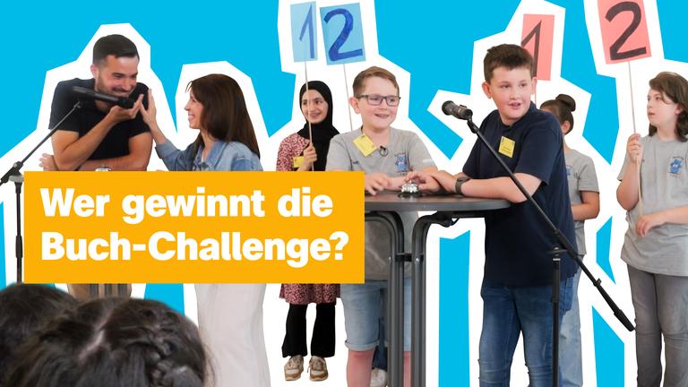 Mehrere Kinder stehen von Mikrofonen umgeben vor Publikum, zwei davon an einem Stehtisch, die anderen halten Schilder mit den Zahlen 1 und 2 hoch, in rot und blau. Links steht ein Moderator, vor dem ein Mikrofon aufgebaut ist. Links der Text: "Wer gewinnt die Buch-Challenge?"