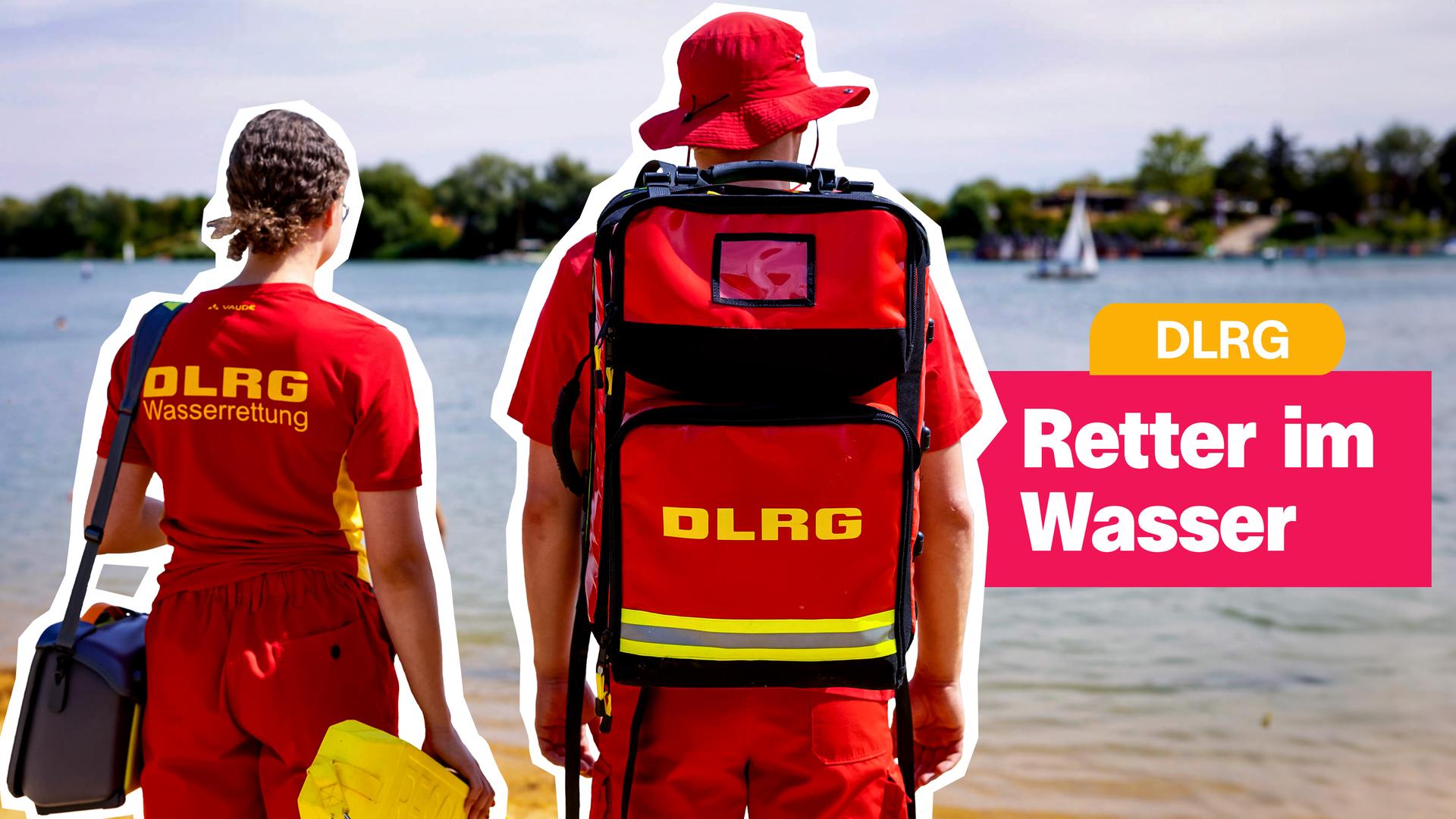 Ein Mann und eine Frau in roter Uniform sind von hinten zu sehen, sie schauen auf einen Badesee im Hintergrund. Rechts der Text: "DLRG. Retter im Wasser."